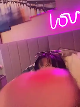 Snapshot of Lolaley2 chatting on 11/06/25, 05:30 Lolaley2 online show from 11/06/25, 05:30