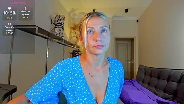 Snapshot of ZoeGrant chatting on 09/15/25, 07:47 ZoeGrant online show from 09/15/25, 07:47