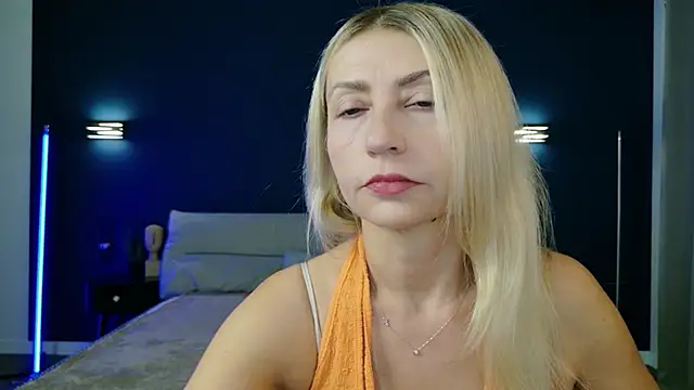 Snapshot of ZoeGrant chatting on 10/16/25, 07:59 ZoeGrant online show from 10/16/25, 07:59