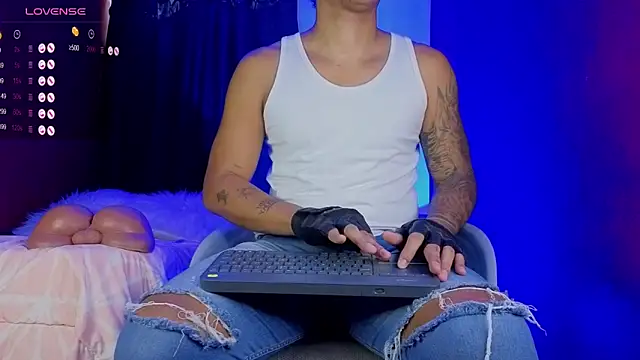 Snapshot of TomLover_12 chatting on 10/08/25, 12:25 TomLover 12 online show from 10/08/25, 12:25