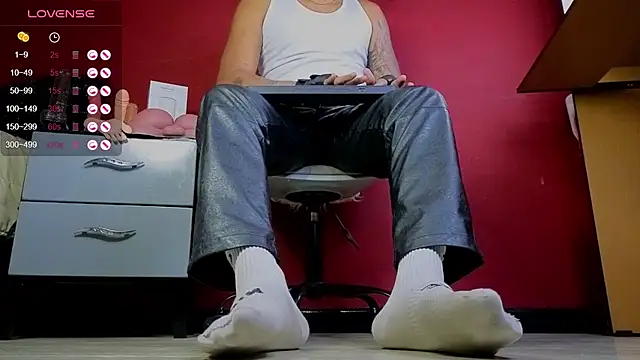 Snapshot of TomLover_12 chatting on 12/01/25, 12:48 TomLover 12 online show from 12/01/25, 12:48