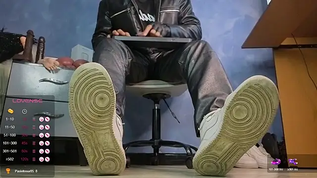 Snapshot of TomLover_12 chatting on 02/11/26, 12:32 TomLover 12 online show from 02/11/26, 12:32