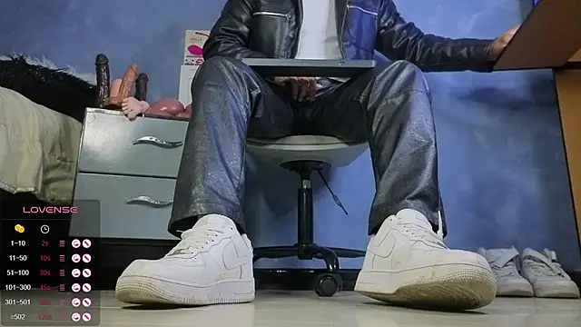 Snapshot of TomLover_12 chatting on 02/24/26, 02:15 TomLover 12 online show from 02/24/26, 02:15