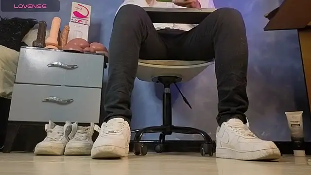 Snapshot of TomLover_12 chatting on 03/04/26, 01:00 TomLover 12 online show from 03/04/26, 01:00