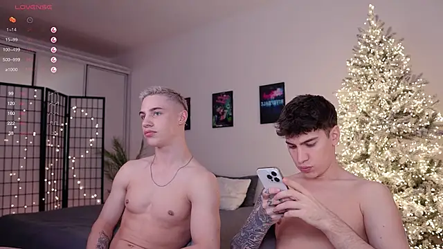 Snapshot of Evan__White_ chatting on 12/27/24, 04:10 Evan White online show from 12/27/24, 04:10