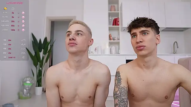 Snapshot of Evan__White_ chatting on 02/12/25, 07:34 Evan White online show from 02/12/25, 07:34