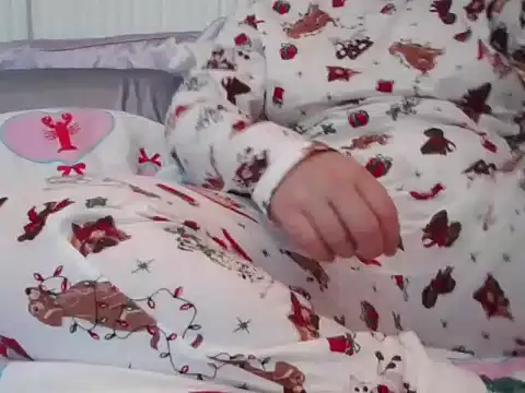 Snapshot of RealLittleRedRidingHood chatting on 11/12/25, 01:55 RealLittleRedRidingHood online show from 11/12/25, 01:55