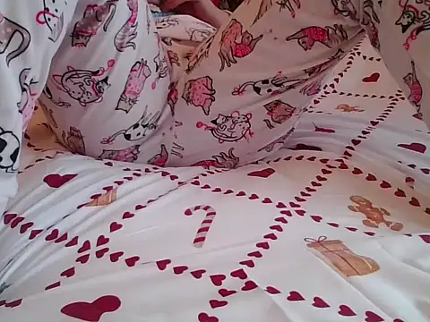 Snapshot of RealLittleRedRidingHood chatting on 11/24/25, 01:00 RealLittleRedRidingHood online show from 11/24/25, 01:00