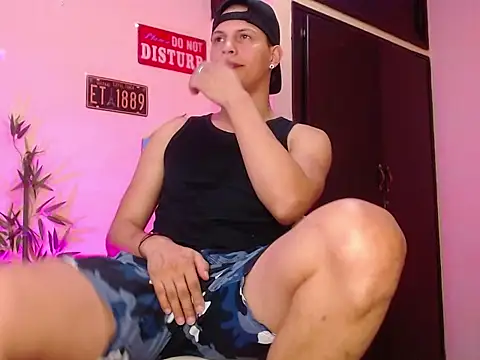 Snapshot of DavidNeill chatting on 12/21/24, 06:34 DavidNeill online show from 12/21/24, 06:34