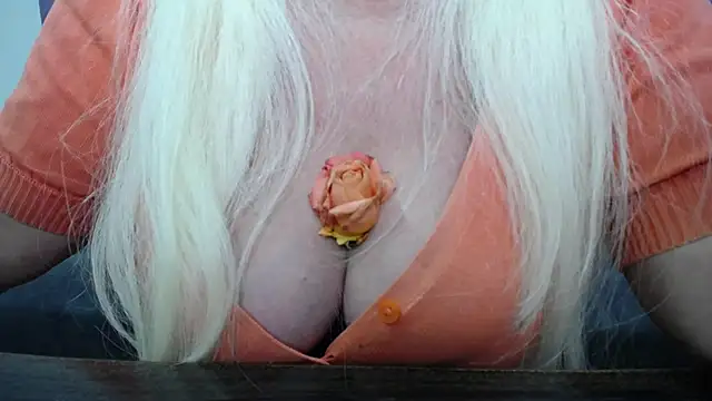 Snapshot of BlondyLeeBest chatting on 02/16/25, 10:32 BlondyLeeBest online show from 02/16/25, 10:32