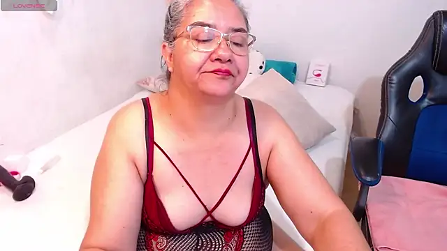 Snapshot of scaelettdubois chatting on 01/27/25, 02:42 scaelettdubois online show from 01/27/25, 02:42