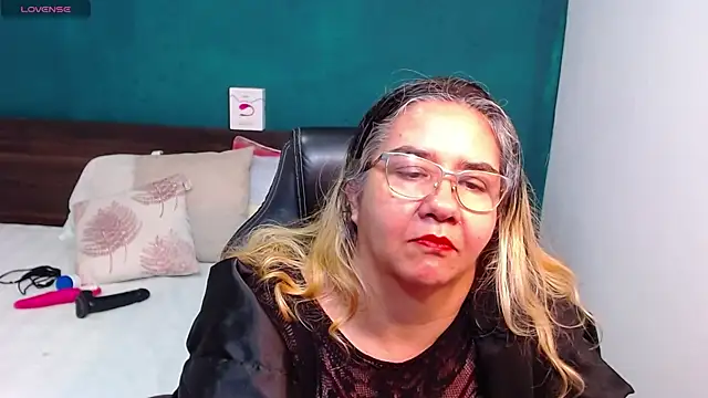 Snapshot of scaelettdubois chatting on 02/27/25, 02:42 scaelettdubois online show from 02/27/25, 02:42