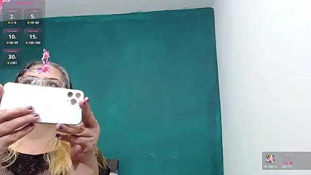 Snapshot of scaelettdubois chatting on 03/08/25, 04:01 scaelettdubois online show from 03/08/25, 04:01