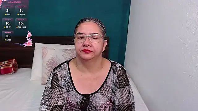 Snapshot of scaelettdubois chatting on 10/02/25, 12:06 scaelettdubois online show from 10/02/25, 12:06