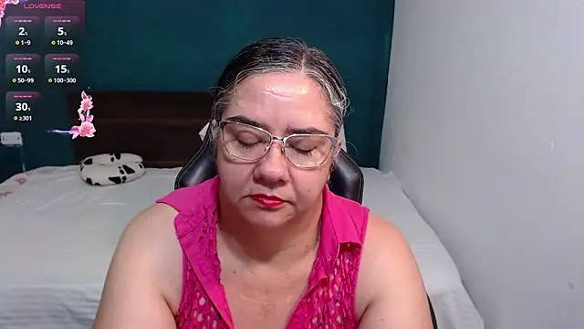 Snapshot of scaelettdubois chatting on 10/06/25, 12:08 scaelettdubois online show from 10/06/25, 12:08