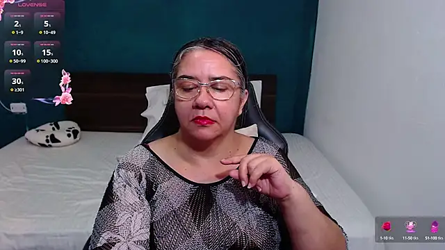 Snapshot of scaelettdubois chatting on 10/10/25, 02:10 scaelettdubois online show from 10/10/25, 02:10