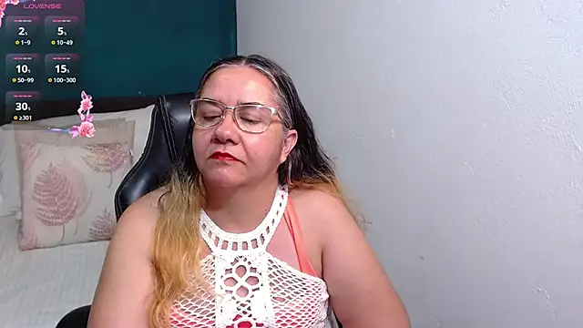 Snapshot of scaelettdubois chatting on 10/19/25, 02:23 scaelettdubois online show from 10/19/25, 02:23