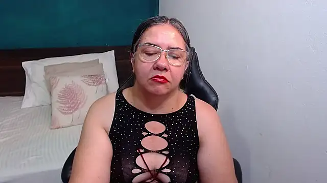 Snapshot of scaelettdubois chatting on 11/15/25, 11:10 scaelettdubois online show from 11/15/25, 11:10