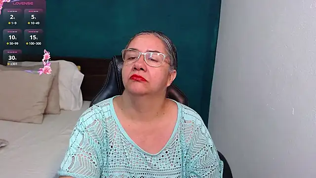 Snapshot of scaelettdubois chatting on 11/21/25, 11:03 scaelettdubois online show from 11/21/25, 11:03