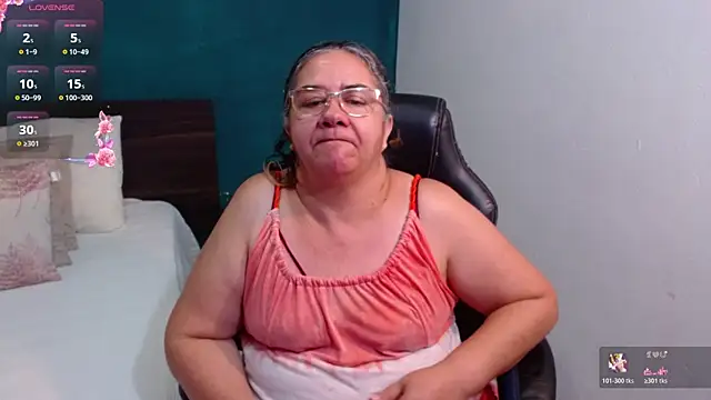 Snapshot of scaelettdubois chatting on 02/17/26, 01:24 scaelettdubois online show from 02/17/26, 01:24