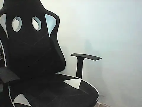Snapshot of Kalel17073 chatting on 06/18/26, 04:11 Kalel17073 online show from 06/18/26, 04:11