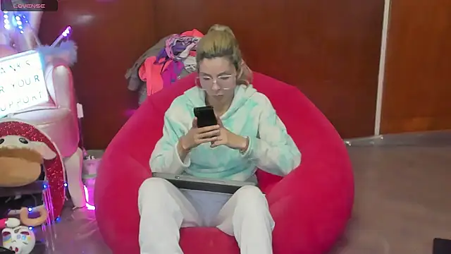 Skinygirl online show from 06/18/26, 12:55