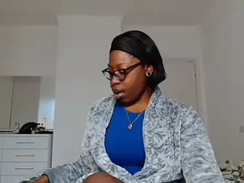 Snapshot of MadamIndigo chatting on 12/18/25, 02:01 MadamIndigo online show from 12/18/25, 02:01