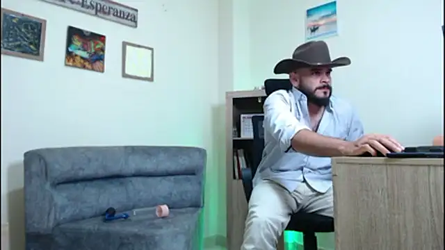 Snapshot of cowboyht chatting on 04/18/26, 06:39 cowboyht online show from 04/18/26, 06:39