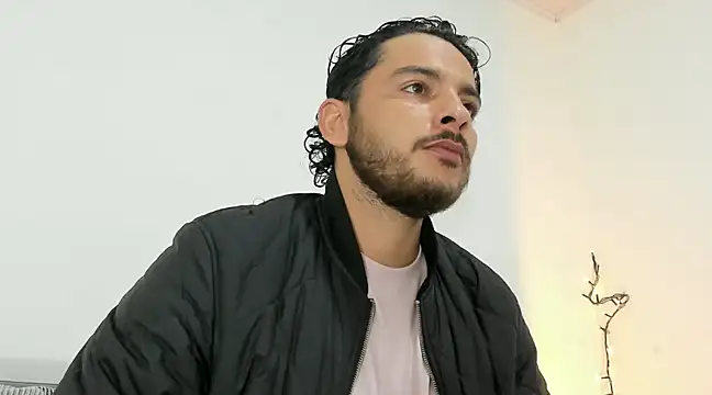 Snapshot of tuyo1995 chatting on 01/11/25, 10:18 tuyo1995 online show from 01/11/25, 10:18