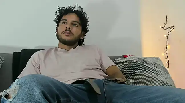 Snapshot of tuyo1995 chatting on 01/12/25, 01:21 tuyo1995 online show from 01/12/25, 01:21