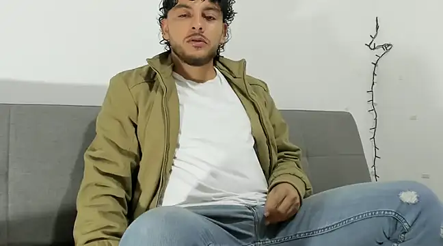 Snapshot of tuyo1995 chatting on 01/25/25, 11:43 tuyo1995 online show from 01/25/25, 11:43