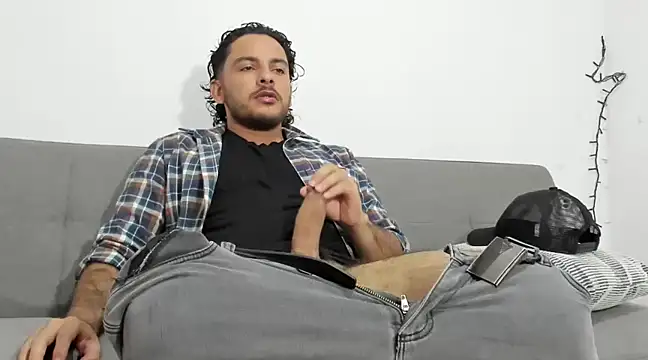 Snapshot of tuyo1995 chatting on 03/03/25, 01:21 tuyo1995 online show from 03/03/25, 01:21