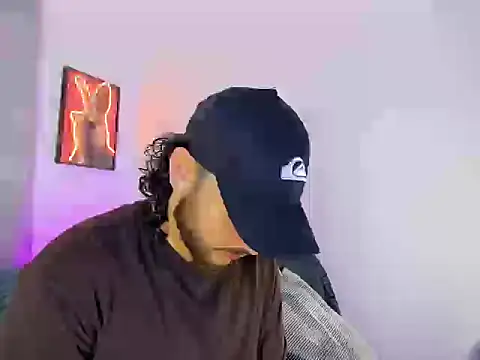 Snapshot of tuyo1995 chatting on 11/11/25, 02:44 tuyo1995 online show from 11/11/25, 02:44