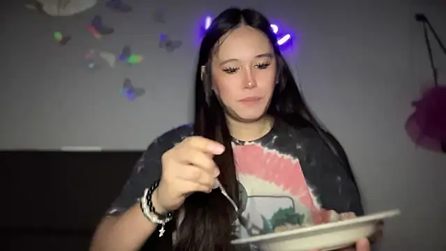 Snapshot of MeganTheRarest chatting on 10/05/25, 04:33 MeganTheRarest online show from 10/05/25, 04:33