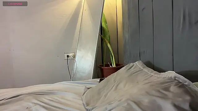 Snapshot of wiggle_nibble chatting on 02/05/26, 03:49 wiggle nibble online show from 02/05/26, 03:49