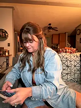 Snapshot of cowgirlc chatting on 11/13/25, 02:54 cowgirlc online show from 11/13/25, 02:54