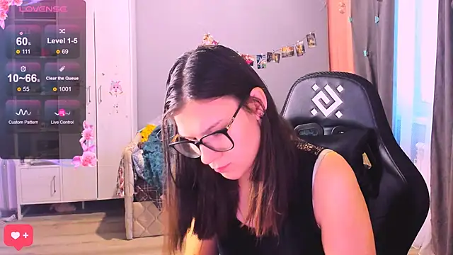 Snapshot of MollyLollipop chatting on 12/19/25, 03:24 MollyLollipop online show from 12/19/25, 03:24