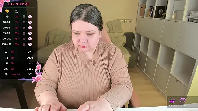 Snapshot of PlumPie chatting on 12/21/25, 08:38 PlumPie online show from 12/21/25, 08:38