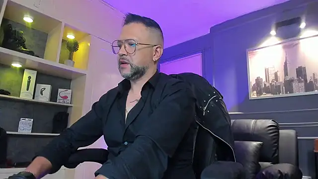 Snapshot of MrFrank_tattoo chatting on 12/20/25, 11:28 MrFrank tattoo online show from 12/20/25, 11:28