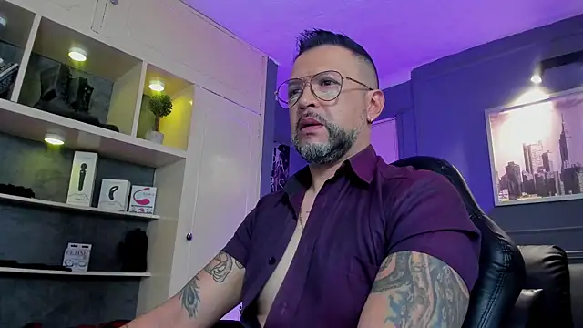 Snapshot of MrFrank_tattoo chatting on 01/11/26, 01:27 MrFrank tattoo online show from 01/11/26, 01:27