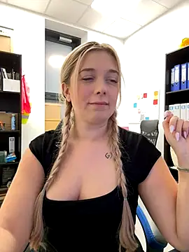 Snapshot of CherryAuroraa chatting on 12/04/24, 09:46 CherryAuroraa online show from 12/04/24, 09:46