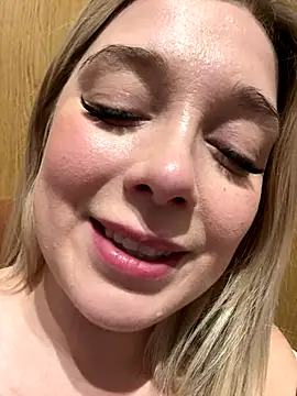 Snapshot of CherryAuroraa chatting on 11/28/25, 11:29 CherryAuroraa online show from 11/28/25, 11:29