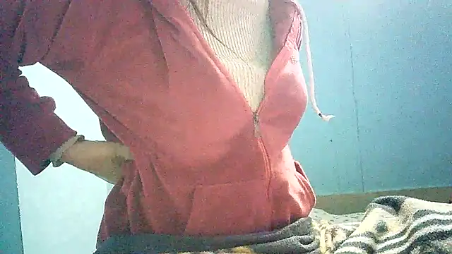 Snapshot of lovelydesi21 chatting on 01/06/25, 05:52 lovelydesi21 online show from 01/06/25, 05:52