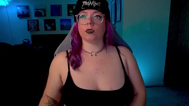 Snapshot of KiraSpitQueen chatting on 01/19/26, 04:27 KiraSpitQueen online show from 01/19/26, 04:27