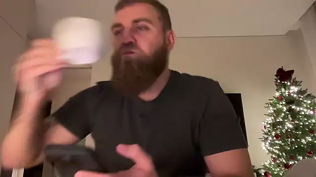 Snapshot of Bear_bear_ chatting on 12/15/25, 01:37 Bear bear online show from 12/15/25, 01:37