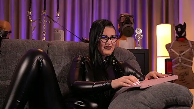 Snapshot of kelly_kent chatting on 12/13/24, 02:10 kelly kent online show from 12/13/24, 02:10