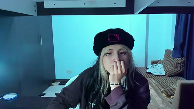 Snapshot of Akane-Mou chatting on 03/07/25, 10:24 Akane-Mou online show from 03/07/25, 10:24