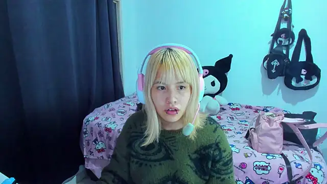 Snapshot of Akane-Mou chatting on 11/21/25, 03:38 Akane-Mou online show from 11/21/25, 03:38