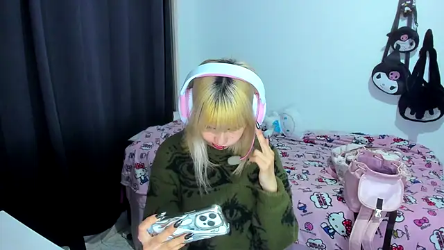Snapshot of Akane-Mou chatting on 11/28/25, 02:25 Akane-Mou online show from 11/28/25, 02:25
