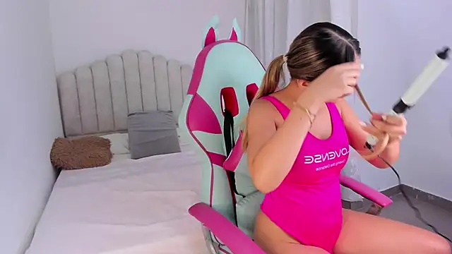 Snapshot of sofia_henaok chatting on 01/30/25, 04:06 sofia henaok online show from 01/30/25, 04:06